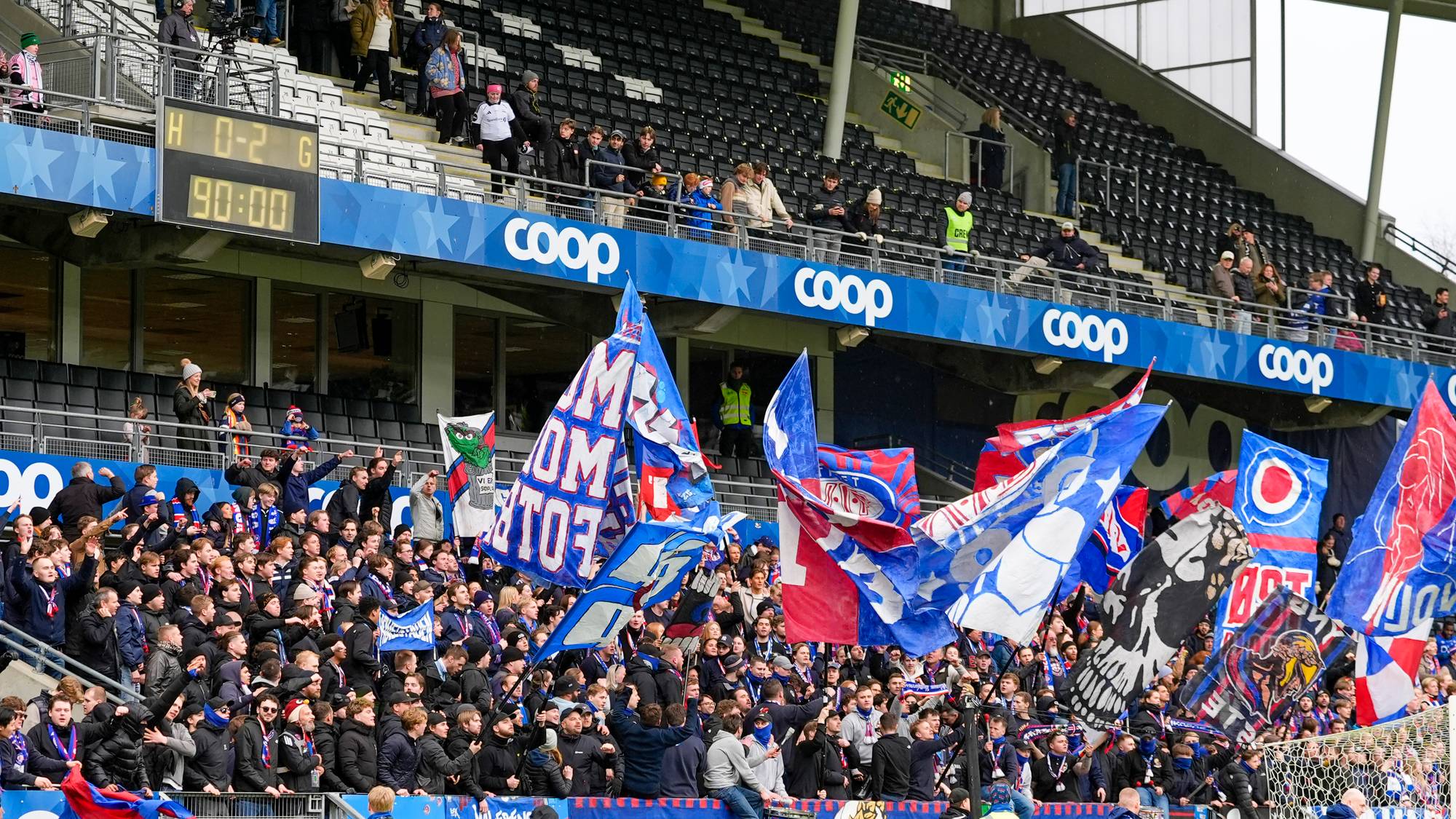 Vålerengas supportere under eliteseriekampen i fotball mellom Rosenborg og Vålerenga på Lerkendal stadion.