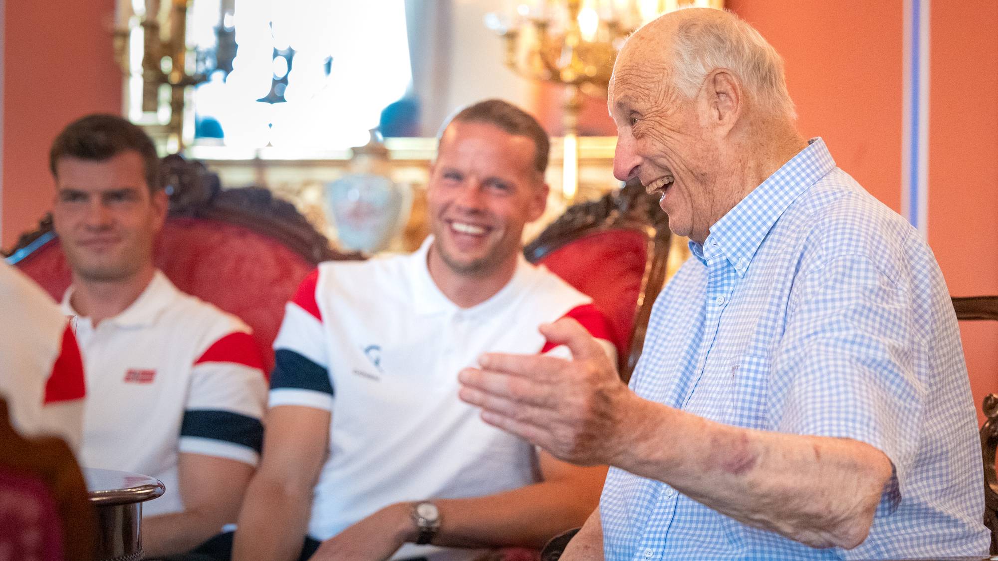 Kong Harald sammen med Ørjan Håskjold Nyland og herrelandslaget i fotball. Landslaget blir tatt imot av kongefamilien på Slottet.