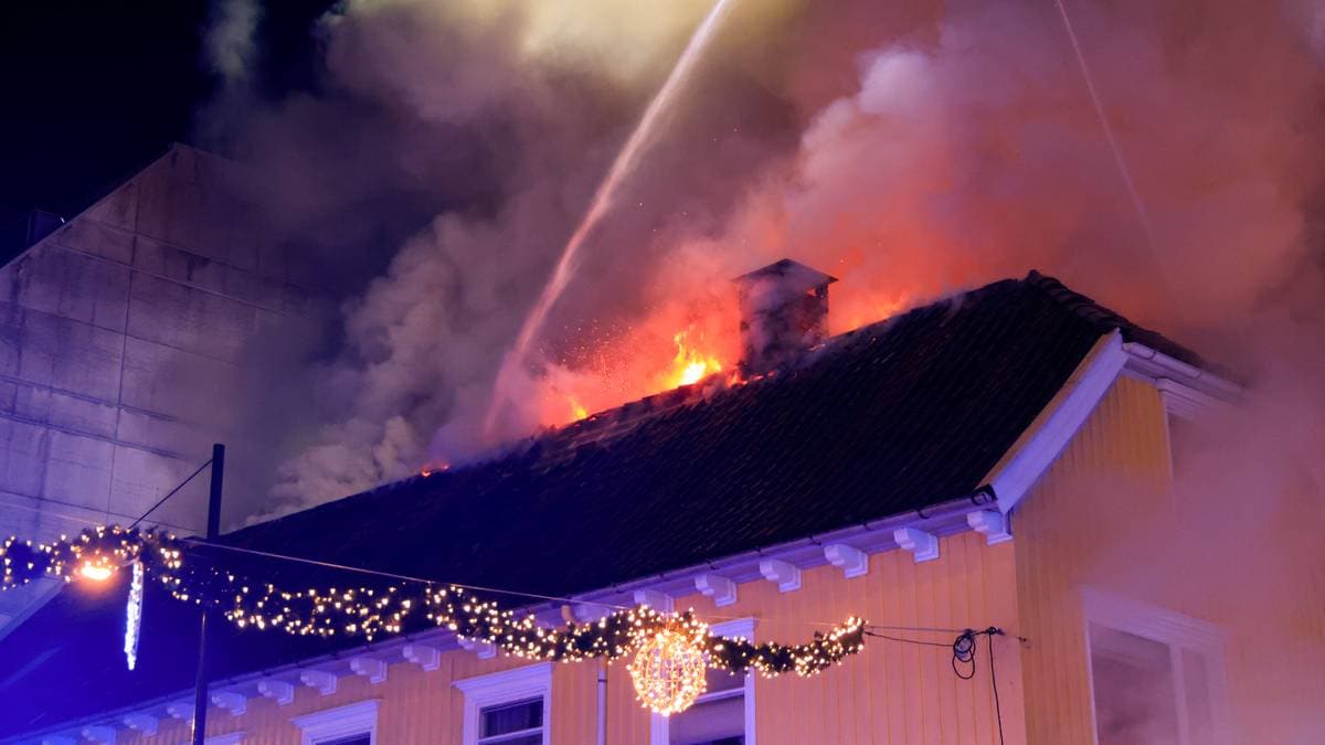 19 personer evakuert under brann