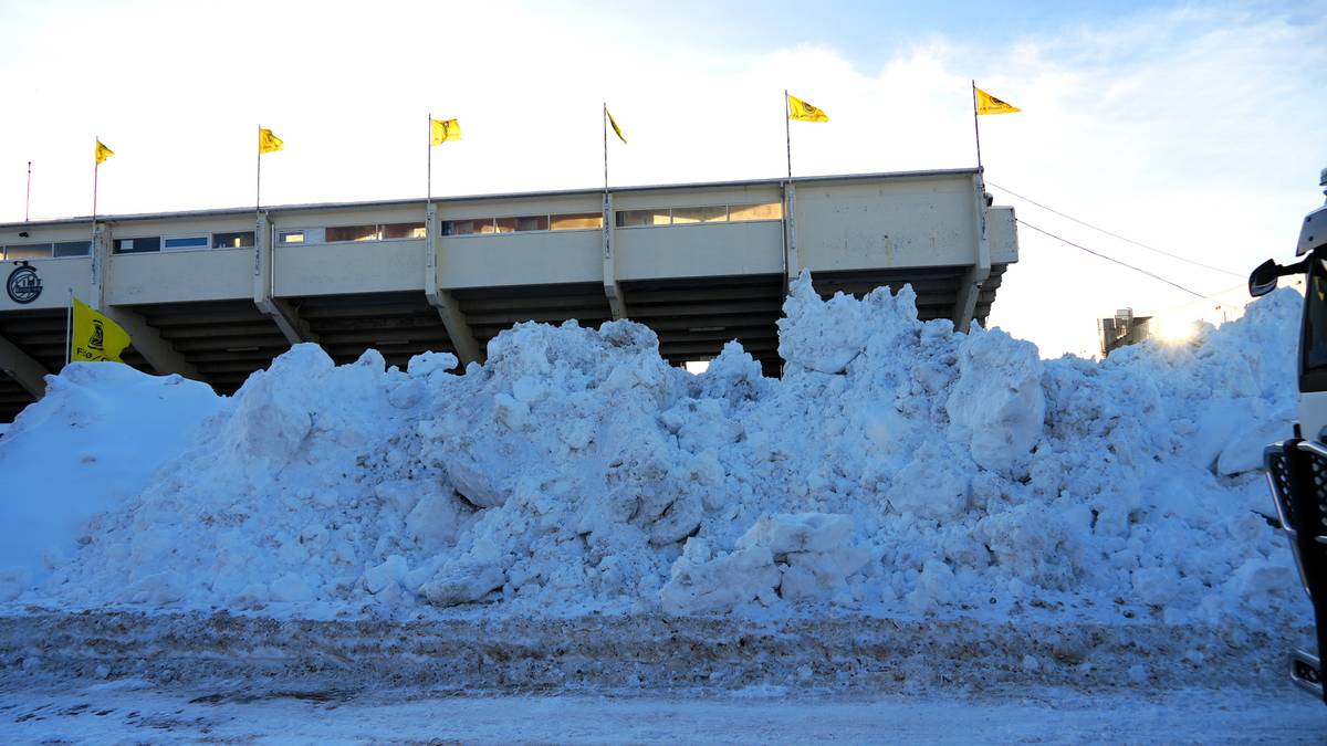 Fem meter høye snøfjell foran Aspmyra: – Aldri sett noe lignende
