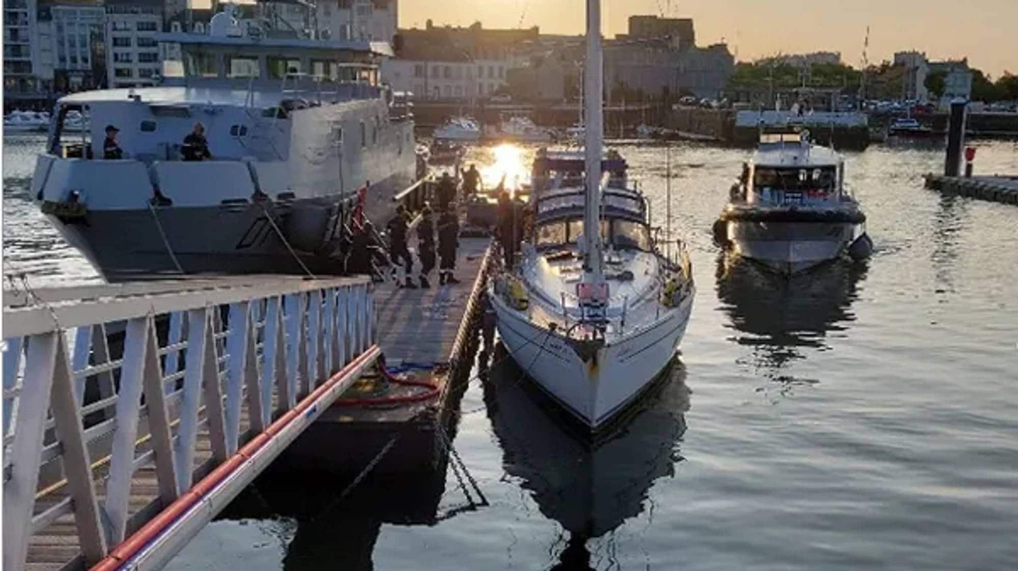 Det franske tollvesenet tok dette biletet under kontrollen av den norske seglbåten. 