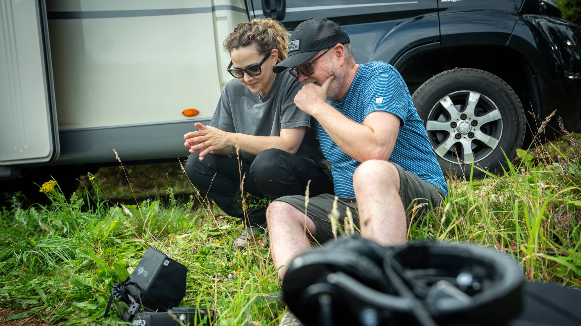 Filmparet Silje Salomonsen og Arild Østin Ommundsen ser på en skjerm som viser bildene som spilles inn under filminnspilling.