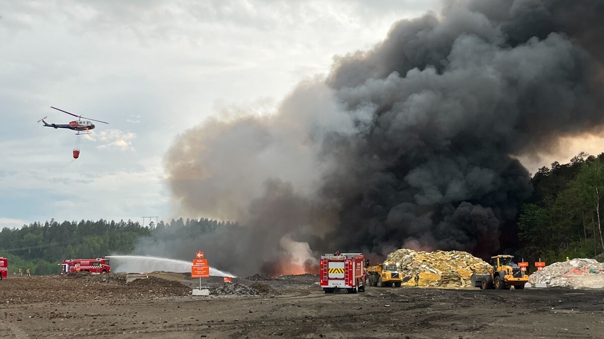 Voldsom brann i avfallsanlegg: – Det har vært en storbrann