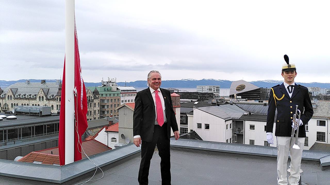 Flaggheising med fanfare på Folkets hus i Trondheim