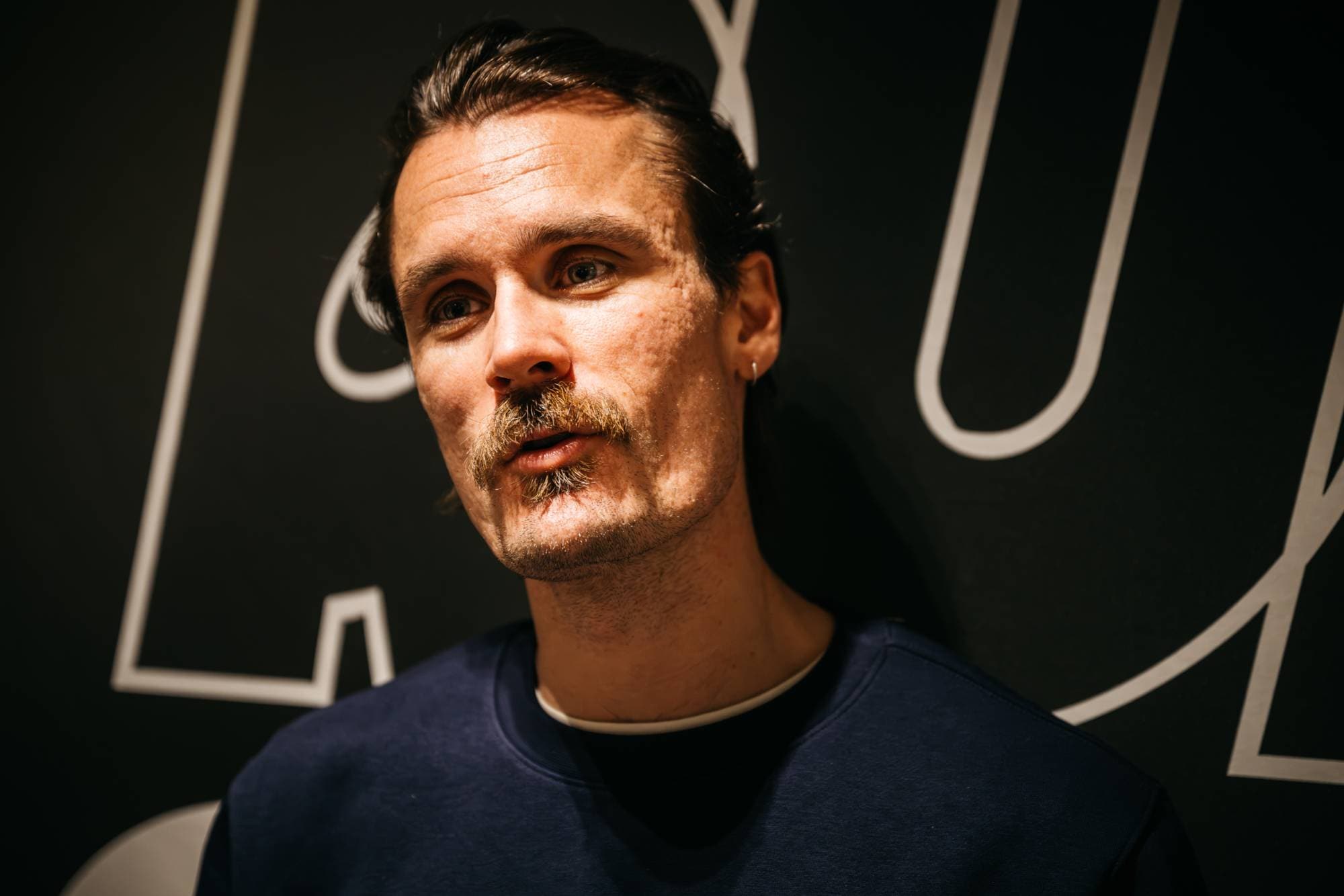 Vi har lyst til at vanlege folk skal få prøve 1500 meter, seier Henrik Ingebrigtsen.