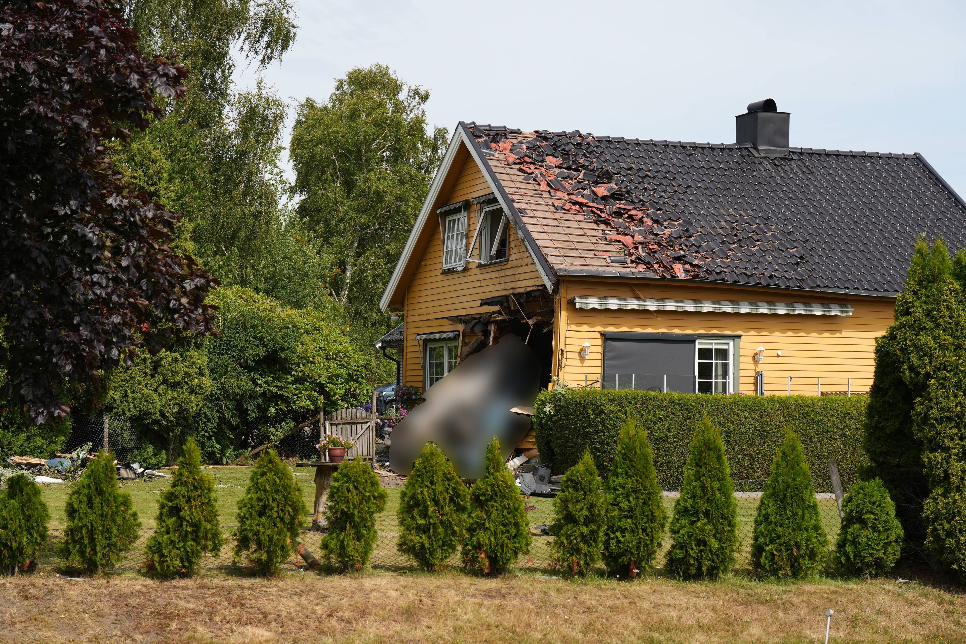 Store ødeleggelser på huset som ble truffet av en bil