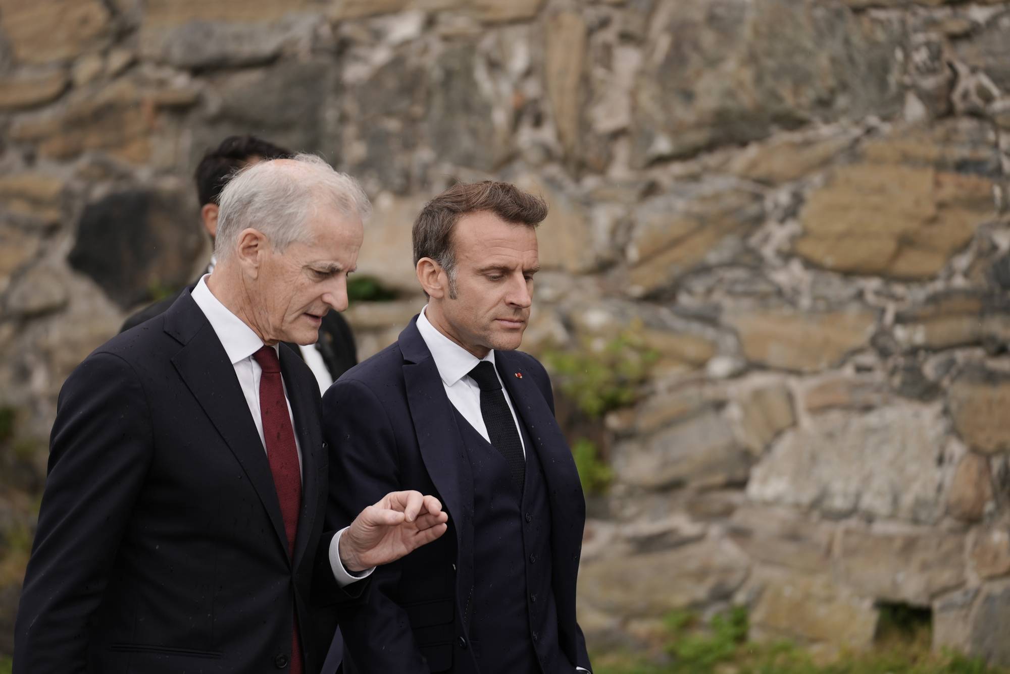 Jonas Gahr Støre går ved siden av Frankrikes president Emmanuel Macron