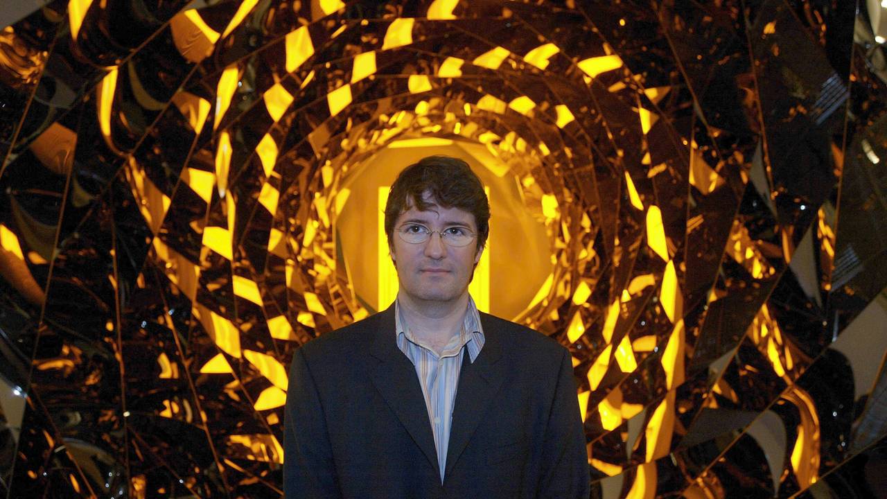 Olafur Eliasson foran et av sine kunstverk i 2004