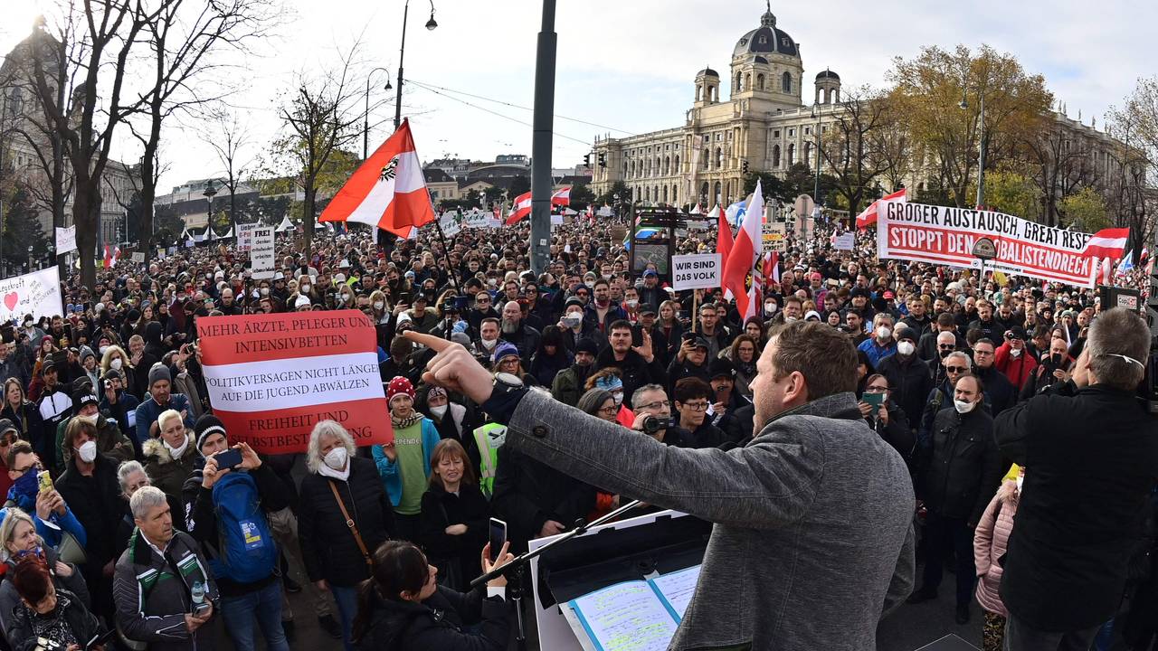 Michael Schnedlitz taler til demonstranter