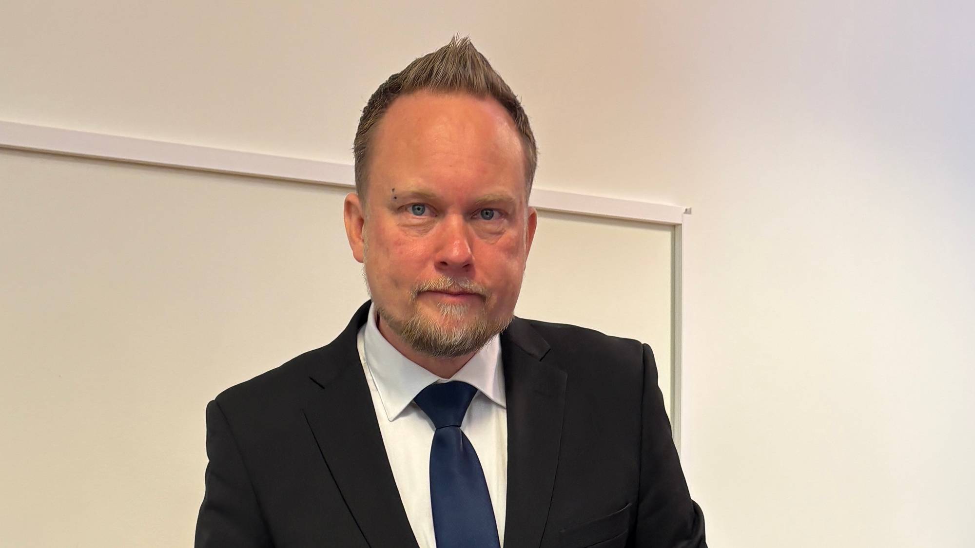 Aktor Isak Dammann og står ved etterforsker Janne Eriksen som sitter og ser på en pc på en pult