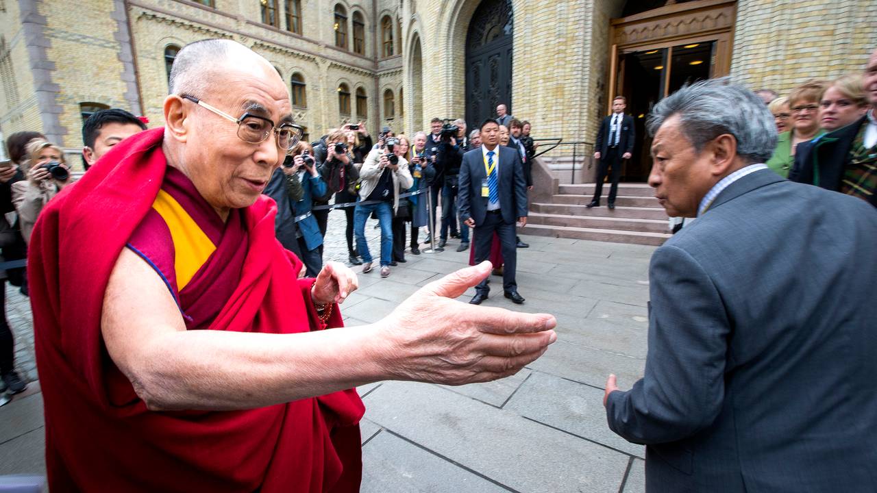 Dalai Lama utenfor Stortinget