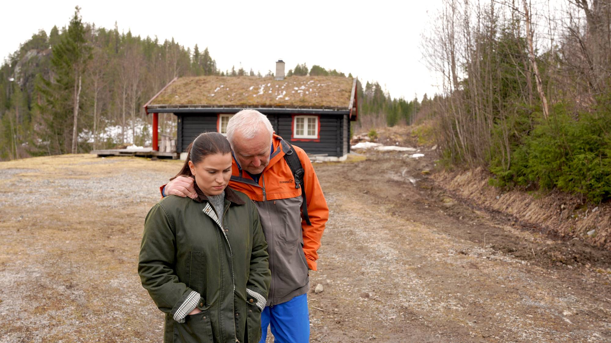 En mann holder rundt en kvinne