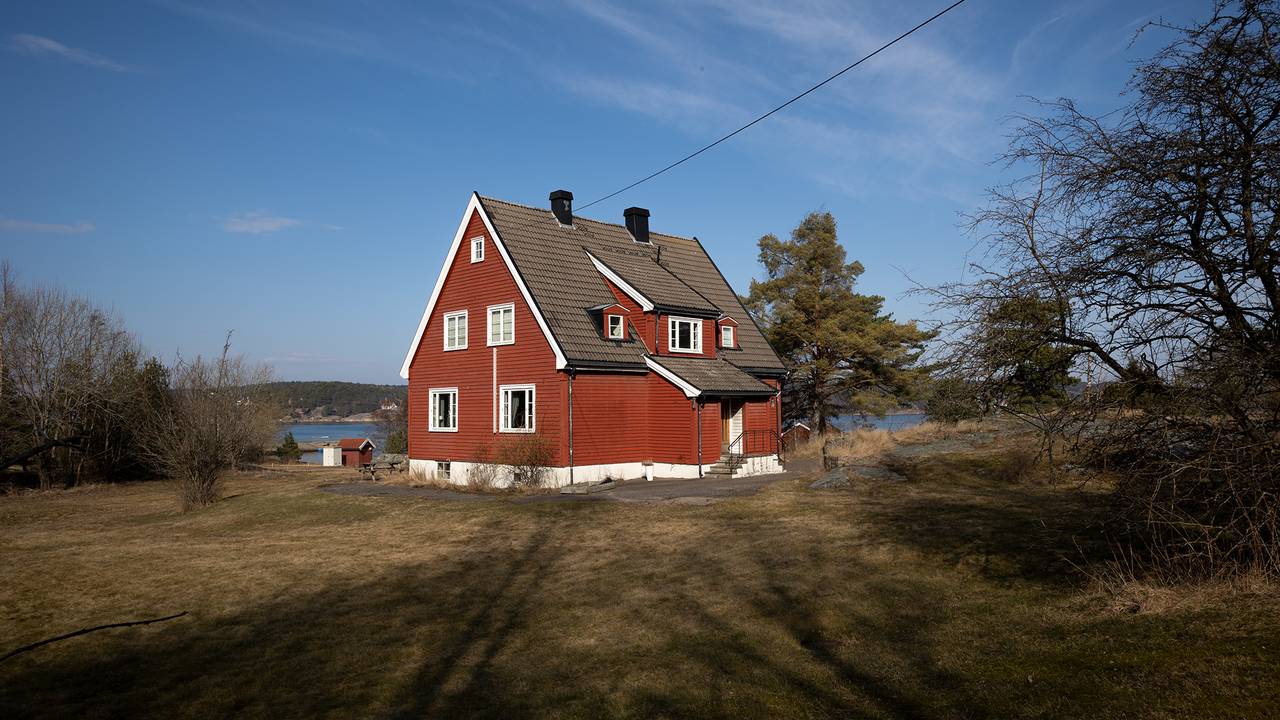 Kommandantboligen er stor og rød og ligger nærsjøen på Mågerø.