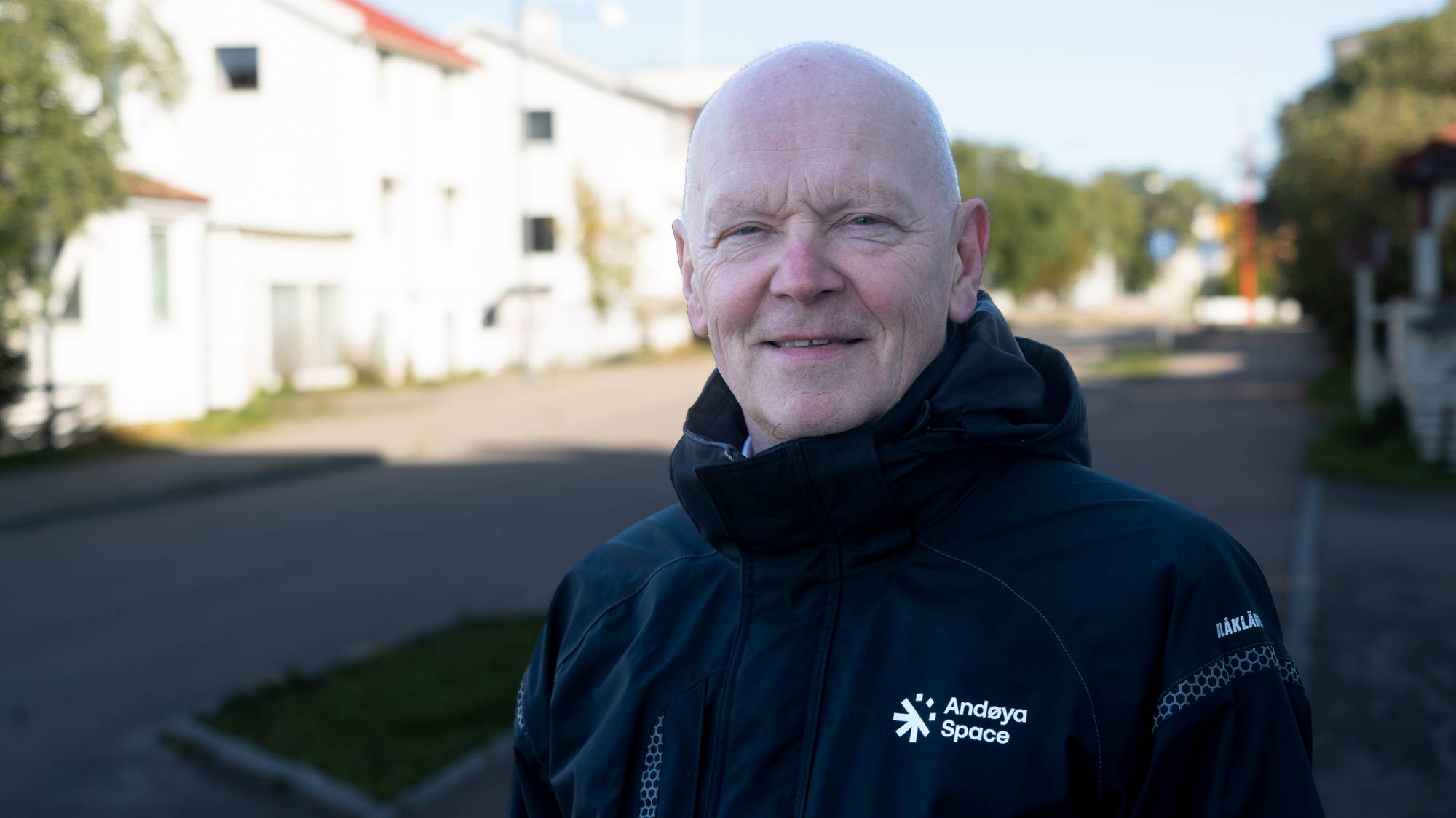 Ketil Olsen i i svart jakke på Andenes i Andøya kommune