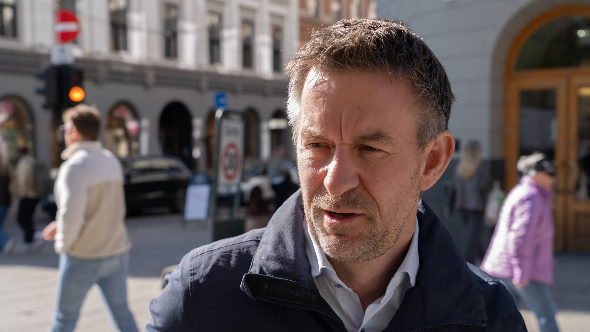 En fagforeningsleder i blå jakke på Karl Johan i Oslo