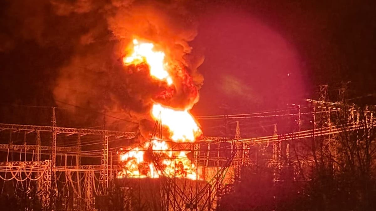 Brann i Kleivi i Hol - anbefaler beboere i området om å lukke vinduene