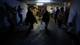 写真:Valentyn Ogirenko / Reuters / NTB 変動した部屋にいる人々のグループ