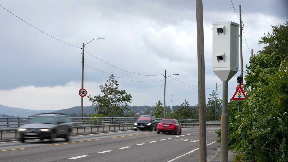 Fotoboks plassert ved en vei med kjørende biler. Trafikkskilt for fartsgrense 50 er synlig. (Bildebeskrivelsen er laget av en KI-tjeneste) FOTO: Terje Bendiksby/NTB Fotoboks plassert ved en vei med kjørende biler. Trafikkskilt for fartsgrense 50 er synlig. (Bildebeskrivelsen er laget av en KI-tjeneste) FOTO: Terje Bendiksby/NTB