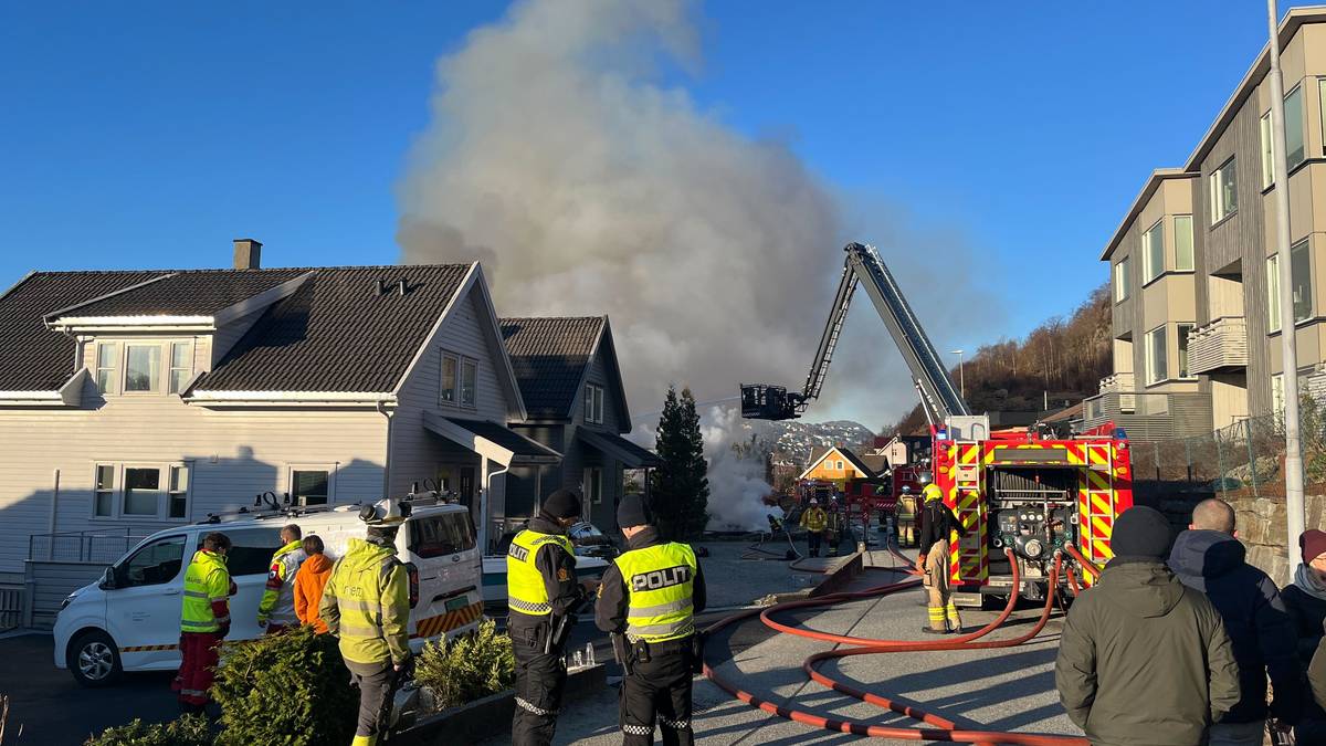 Kraftig brann på Ålgård – tre nabohus evakuert og E39 er stengt