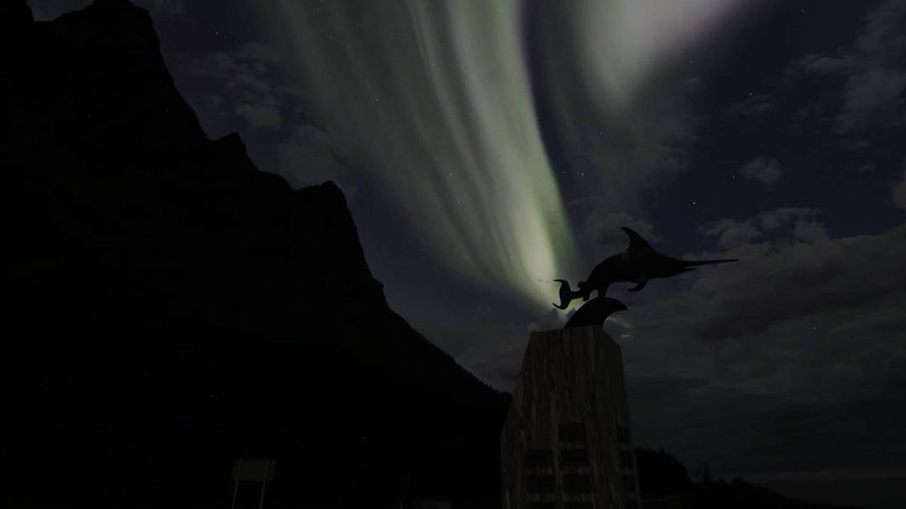 Uredd-monumentet under nordlyset