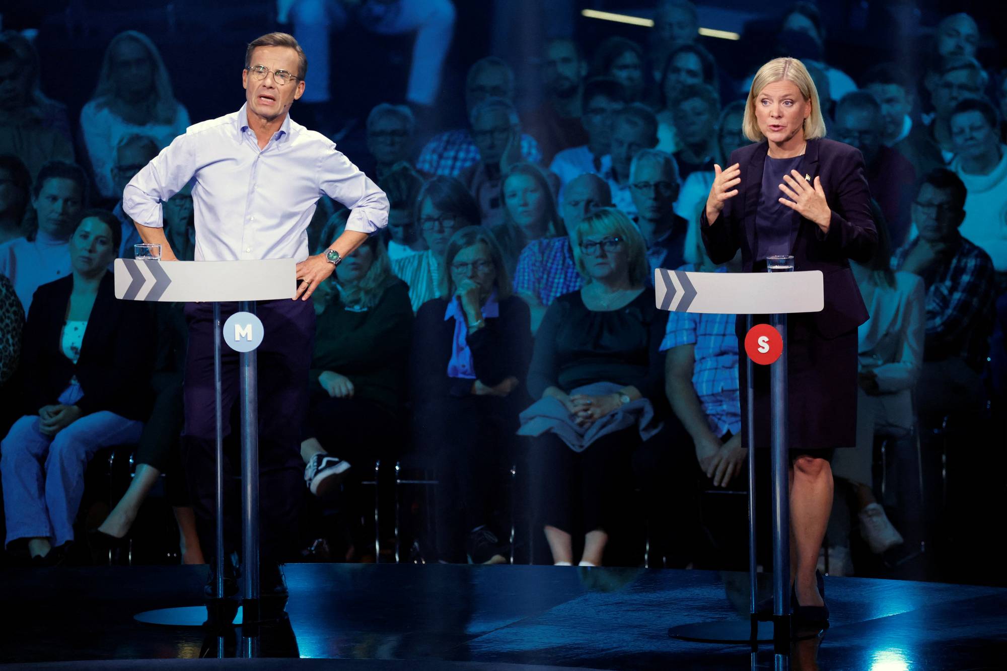 Ulf Kristersson og Magdalena Andersson i politisk debatt foran et publikum. (Bildebeskrivelsen er laget av en KI-tjeneste)