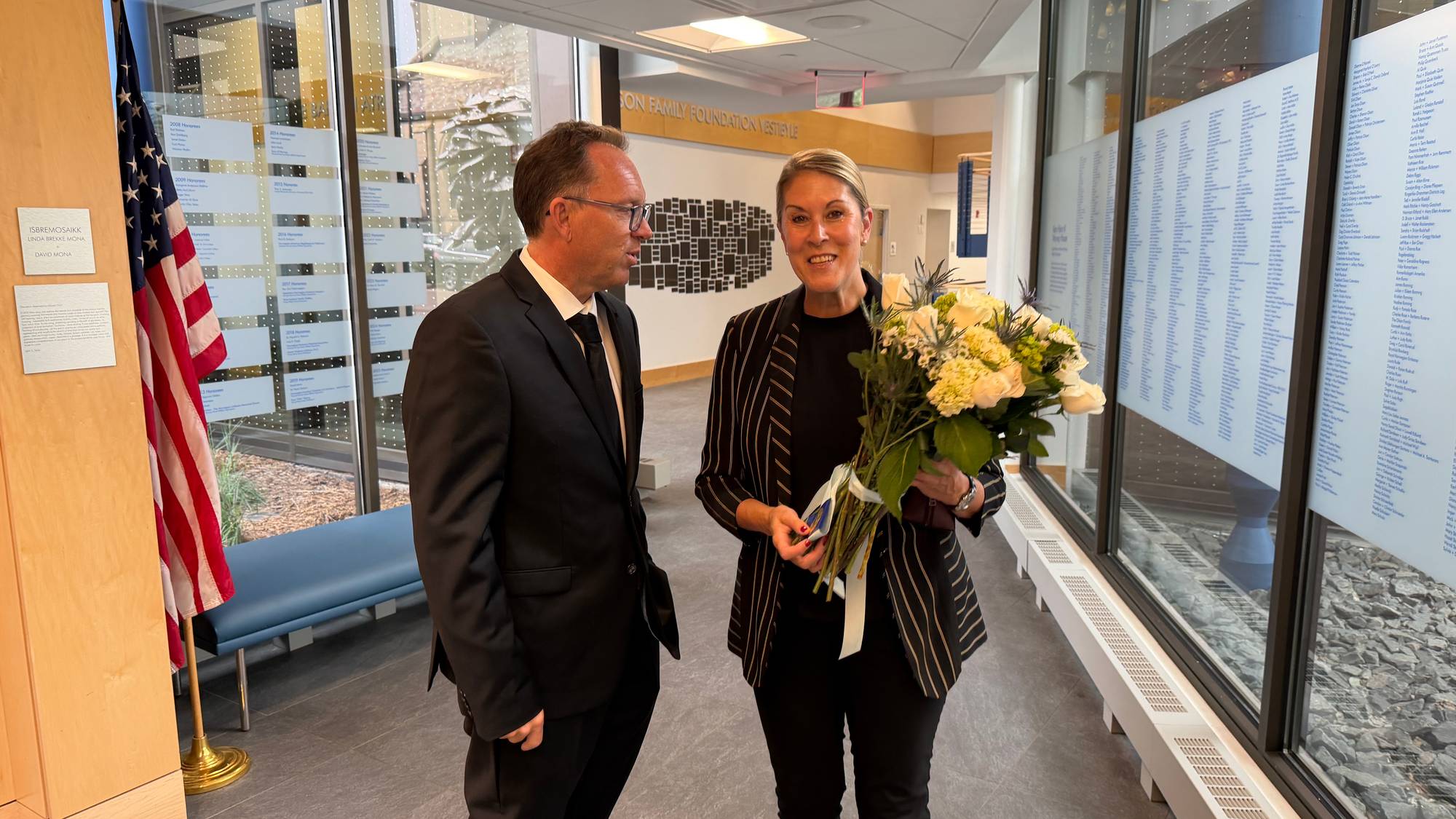 Minnesotas protokollsjef Gabrielle Gerbaud kommer med blomsterhilsen og kondolanser. Her i møte med Norges konsul i Minneapolis Eivind Heiberg.