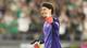 LUIZA MORAES / GETTY IMAGES NORTH AMERICA,NTB En fotballkeeper i lilla drakt gir tommel opp. Keeperen smiler mens han ser til venstre. Han har røde hansker og et svart pannebånd. I bakgrunnen er publikum på en stadion. (Bildebeskrivelsen er laget av en KI-tjeneste)