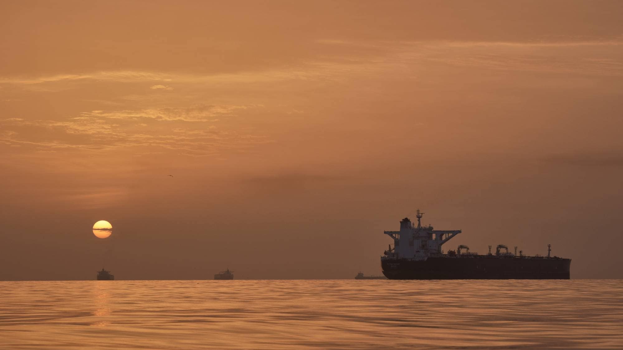 Tankskip i solnedgang