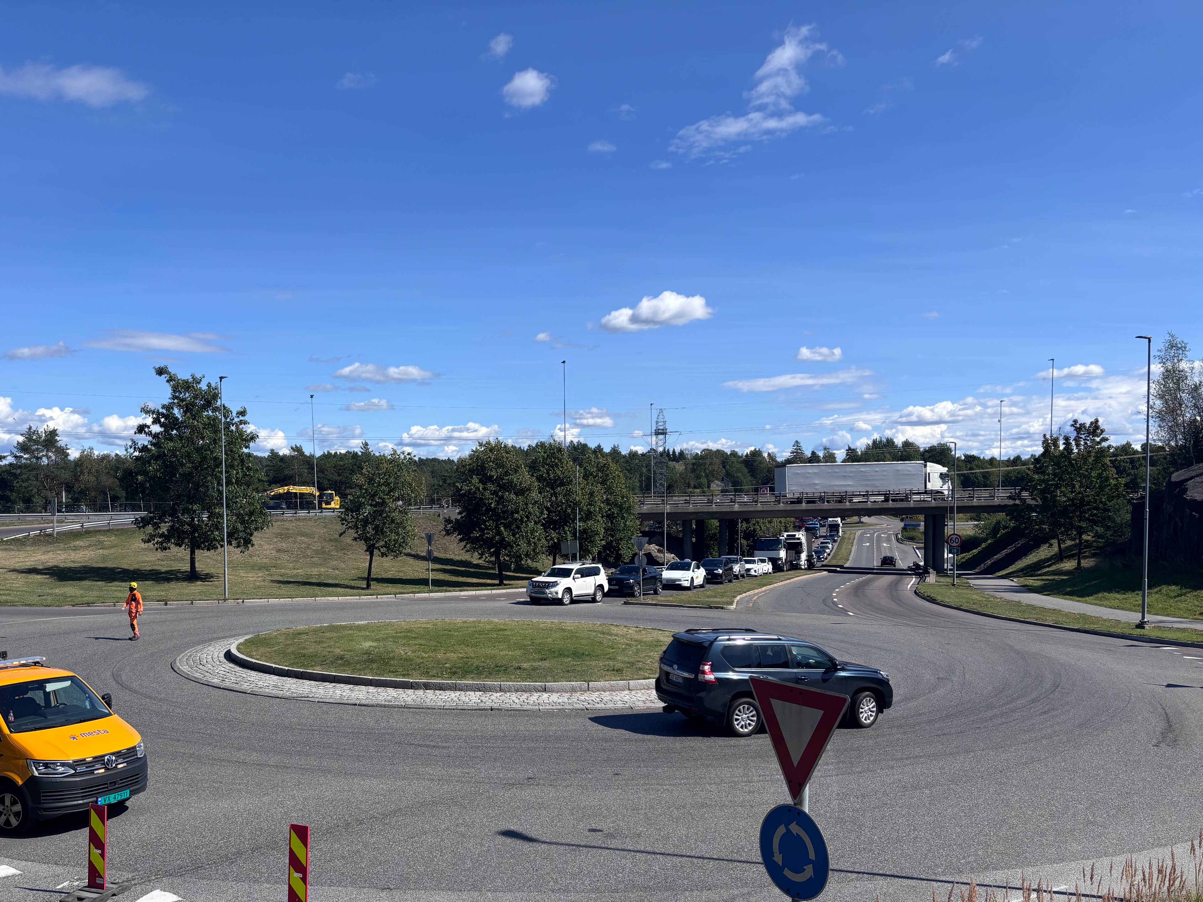 Biler står i kø etter at en rundkjøring er sperret av Statens Vegvesen.