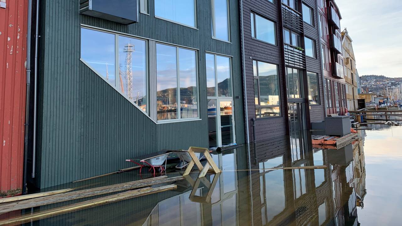 Vannet har krøpet seg oppover veggene til bryggene i bryggerekka i Trondheim.