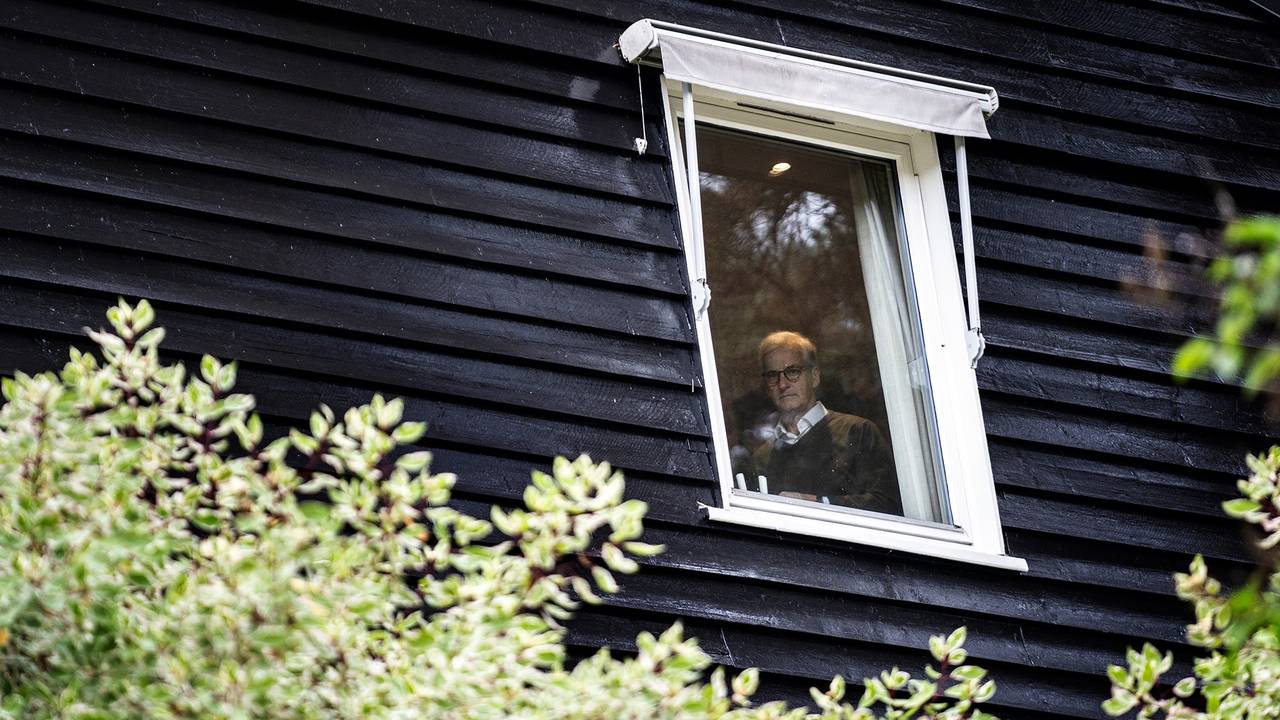 Jonas Gahr Støre i vinduet, venter på Audun Lysbakken.
