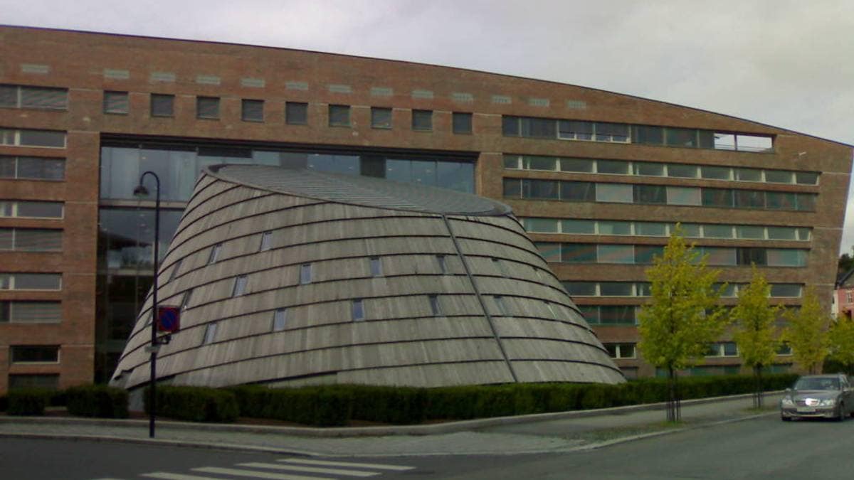 Hamar rådhus slår sprekker – NRK Innlandet – Lokale nyheter, TV og radio