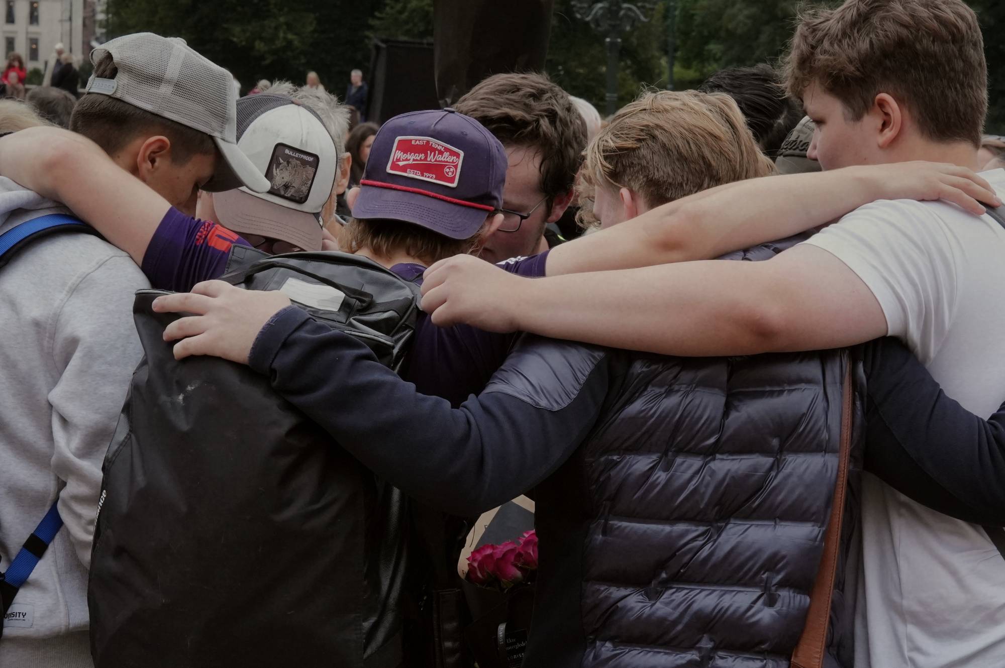 En guttegjeng holder rundt hverandre