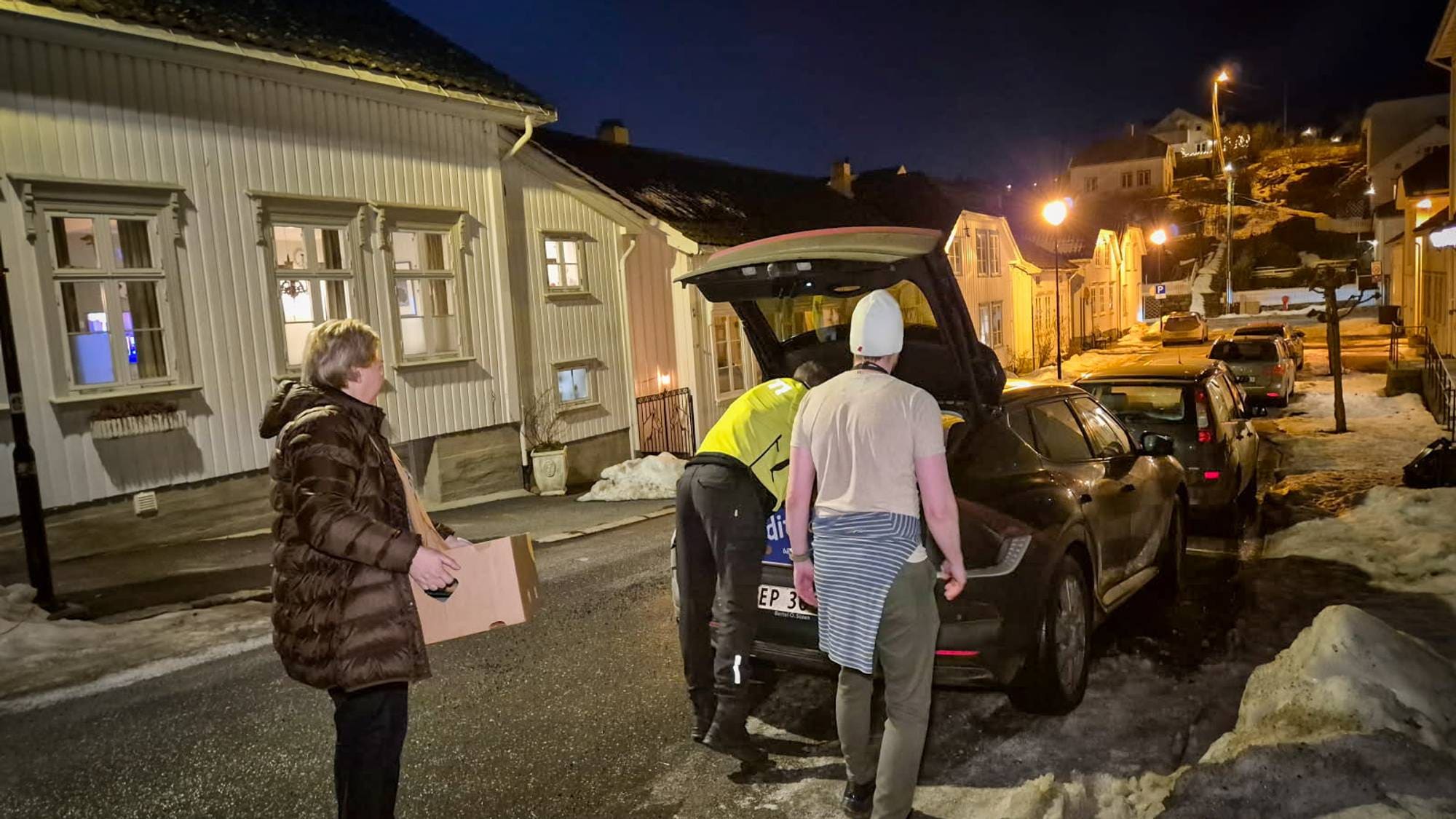Politifolk henter beslag i Risør