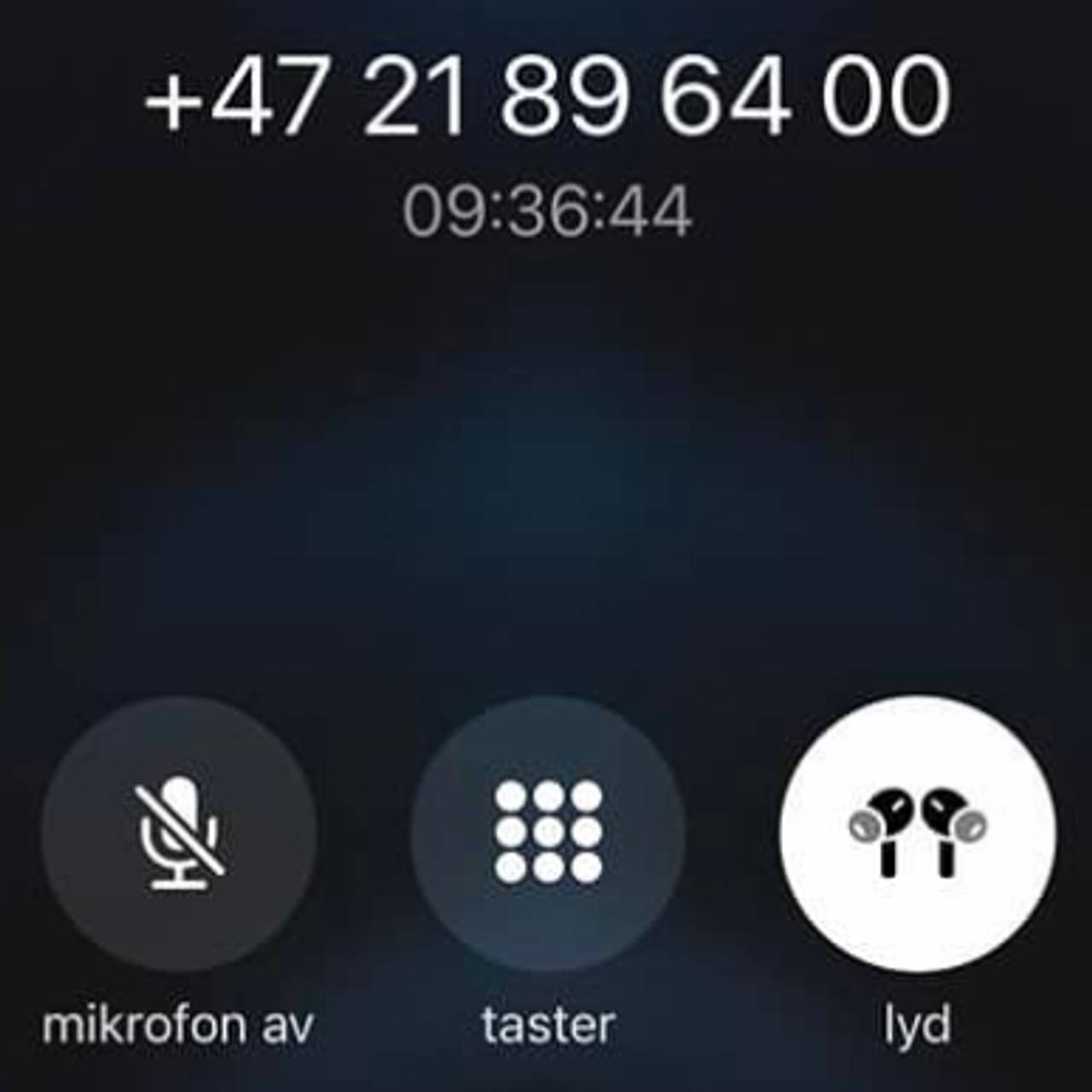 Telefon som viser en norsk person som har prøvd å få kontakt med SAS i over ni timer