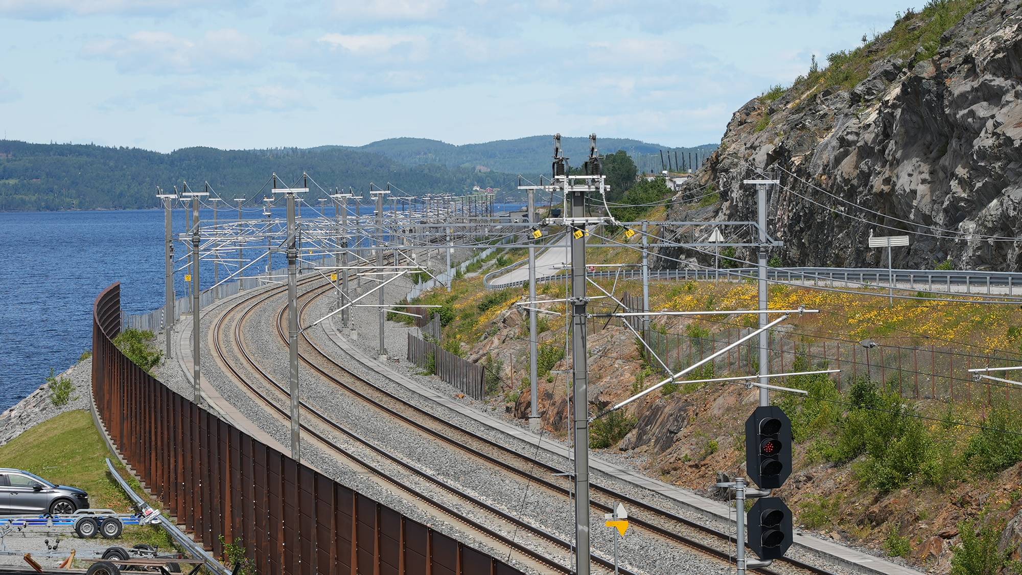 Jernbaneskinner som går ved Mjøsa.