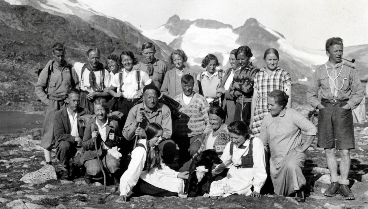 Menn og kvinner på tur i Jotunheimen i 1932