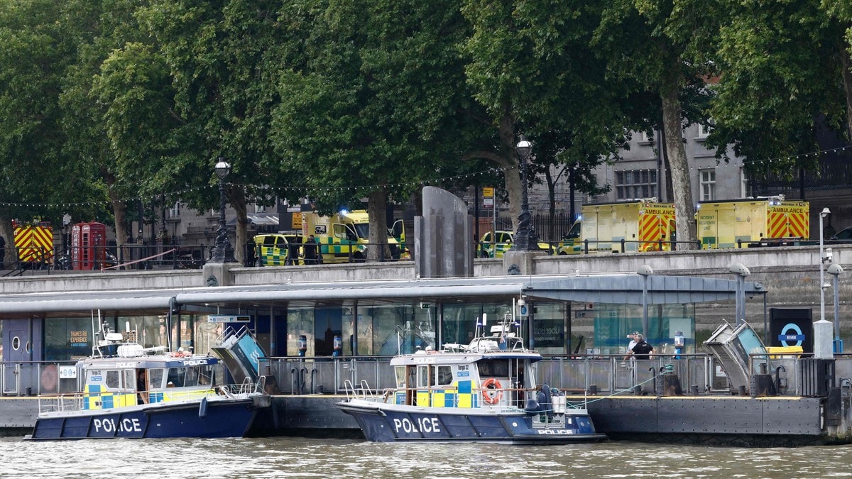 Fem politibetjenter skadet etter at politibåt traff bro i London