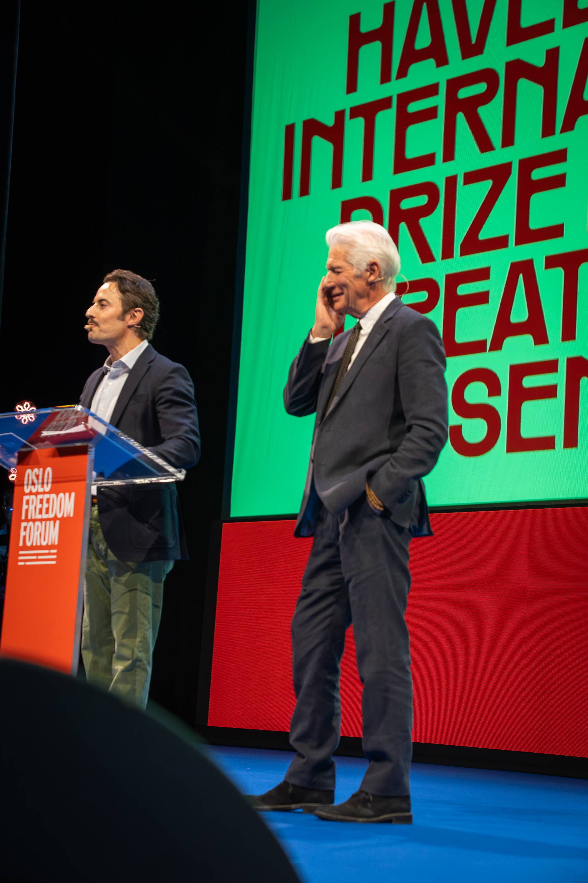 Richard Gere blir overrasket på scenen med ærespris. 