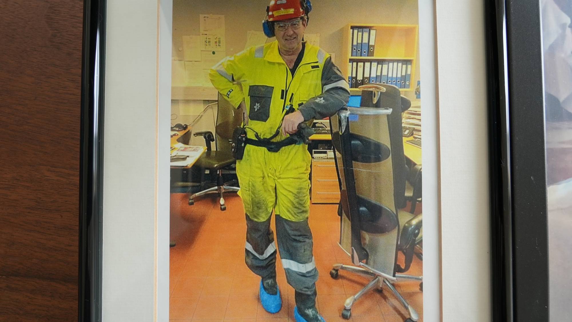 Eit innramma bilde av Otto Mikal Vasstveit i jobb-kjeledress på plattform. Vasstveit er lang, så kjeledressen er litt for kort.