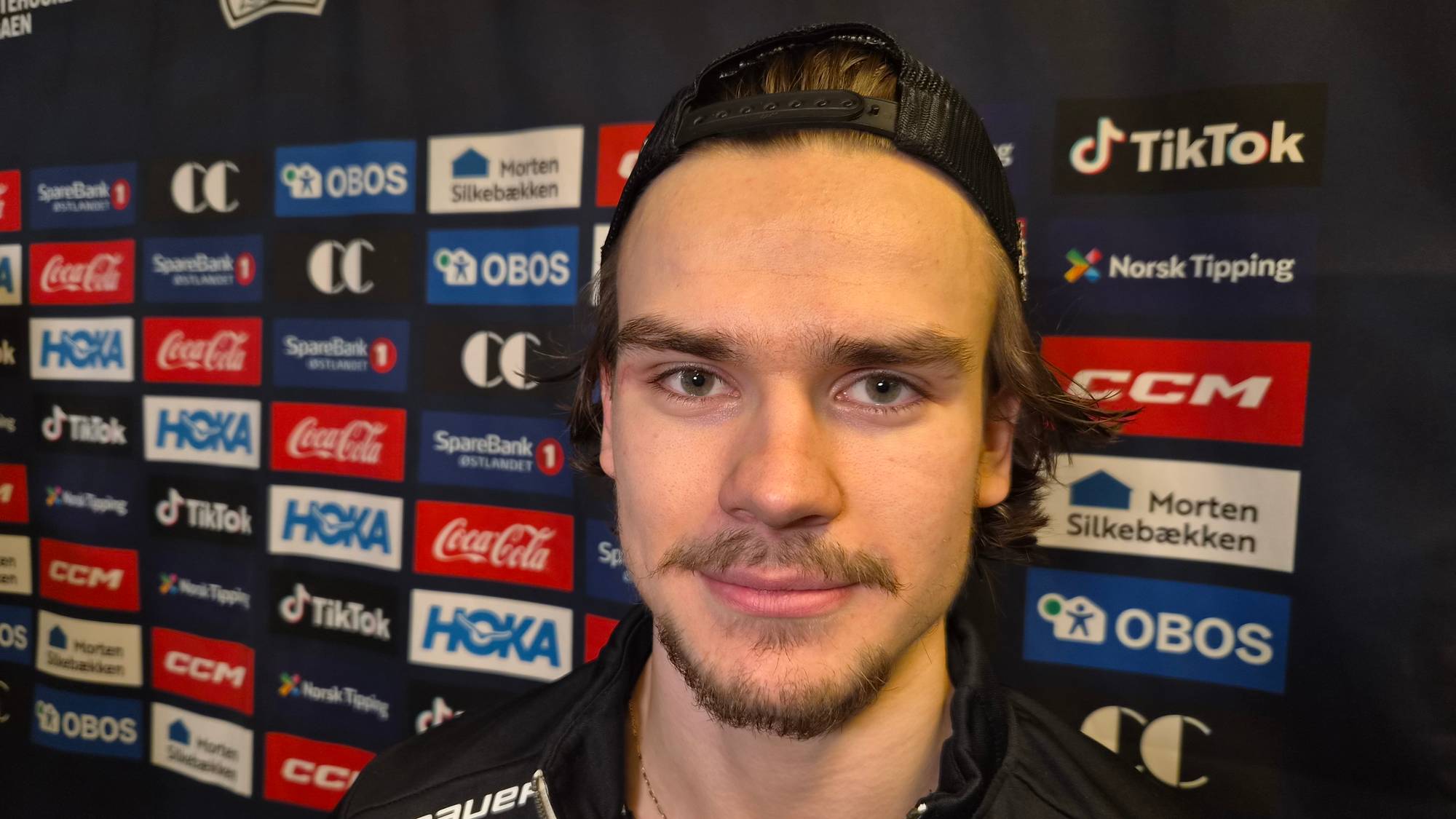 Sander Wold viser stolt frem skjeggveksten
