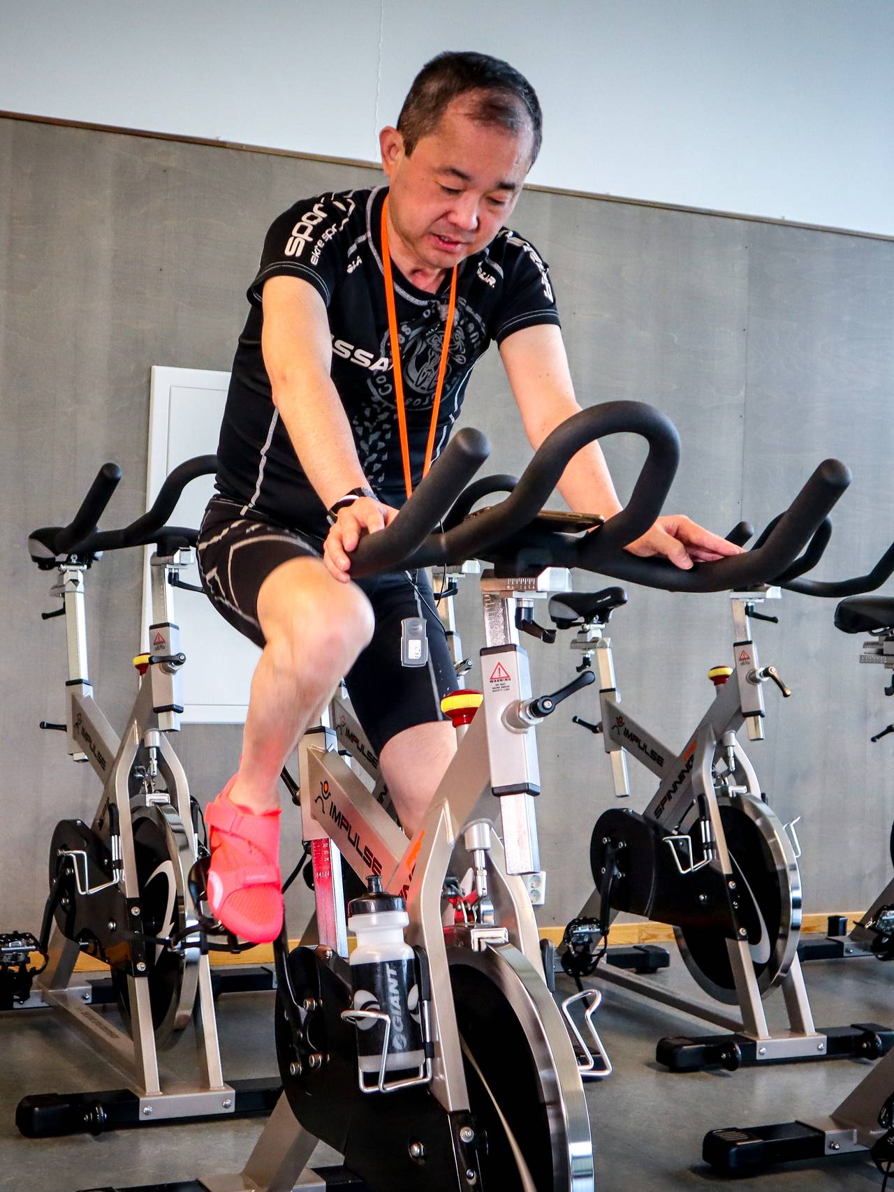 Stephen Fu på spinningsykkelen