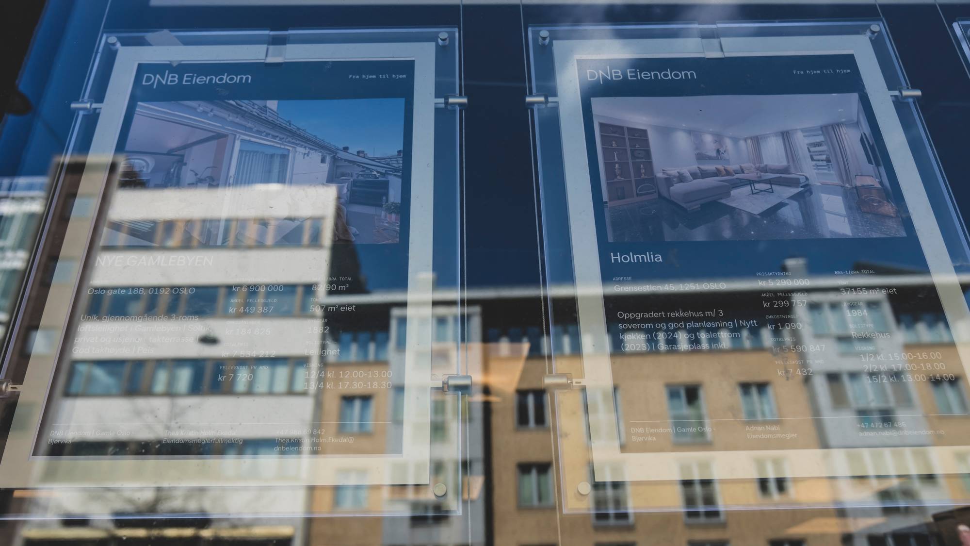 Bilde av vindu med boligannonser, Oslo fasader reflekteres i vinduet