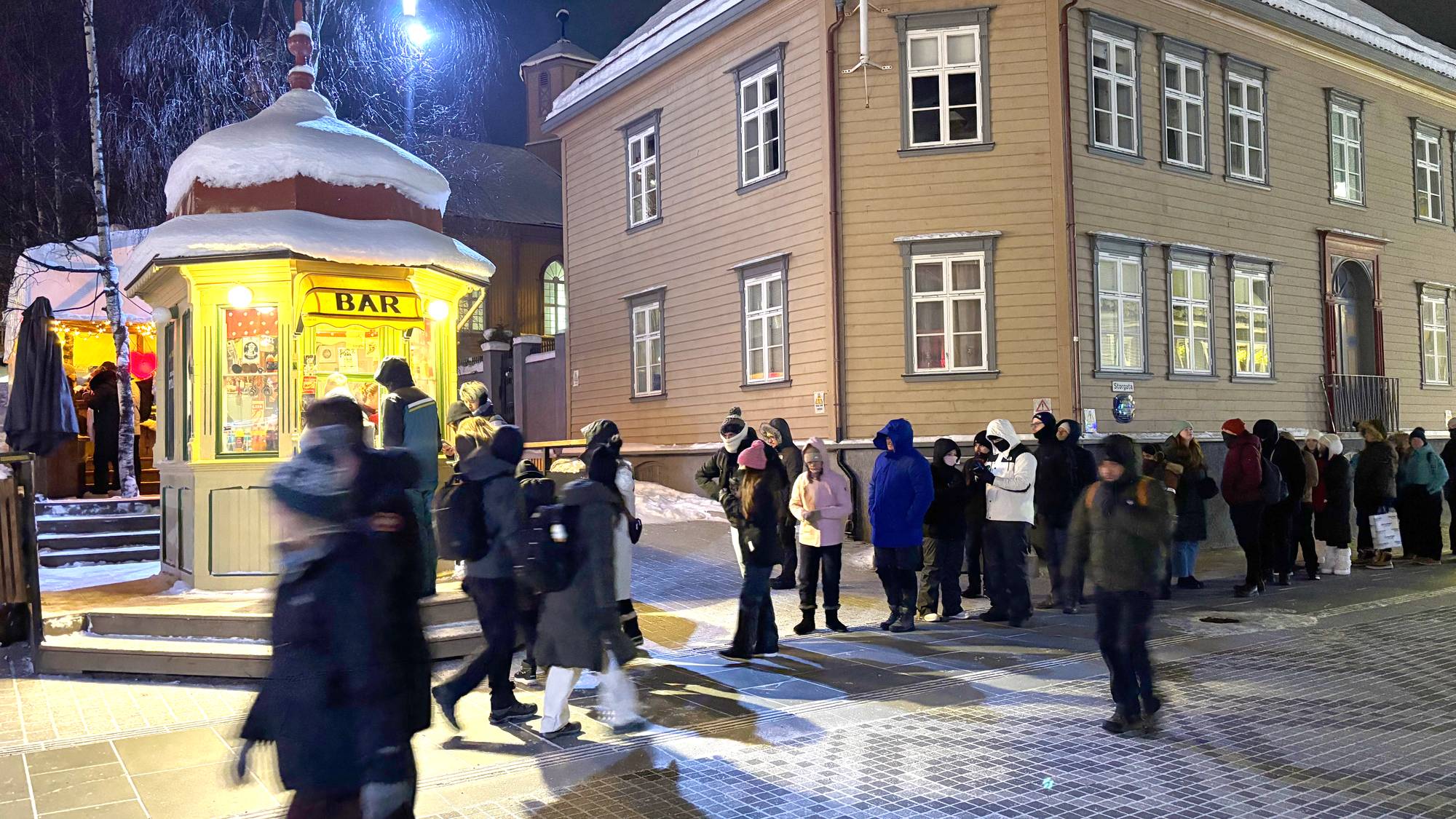 Rakettkiosken i Storgata i Tromsø. Mange turister. 