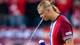 Fredrik Varfjell / NTB Fotballspilleren Erling Braut Haaland spytter vann. Han holder en blå drikkeflaske i hånden. Bak ham sitter publikum på en tribuna. (Bildebeskrivelsen er laget av en KI-tjeneste)