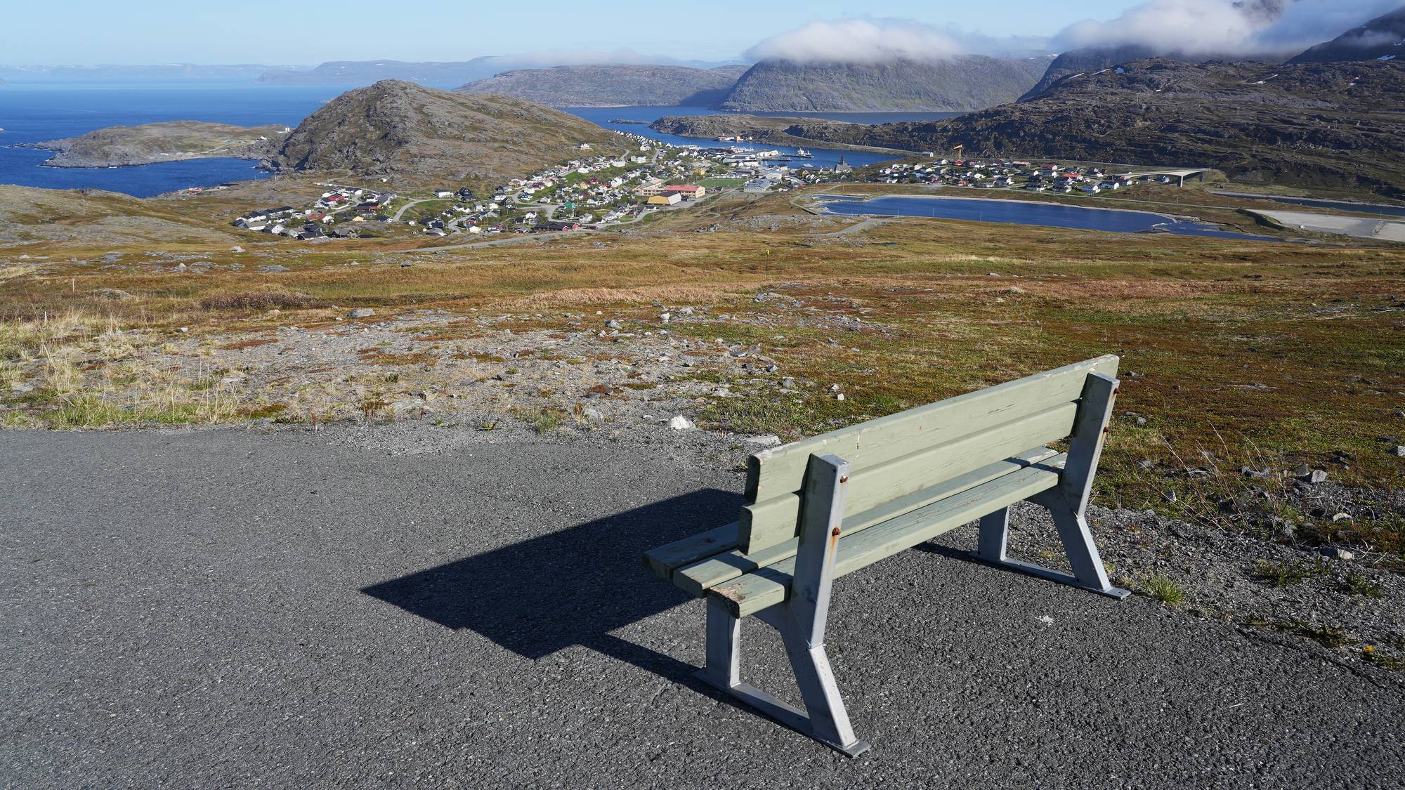 Fra en benk på Havøygavlen har man god utsikt ned til fiskeværet Havøysund.