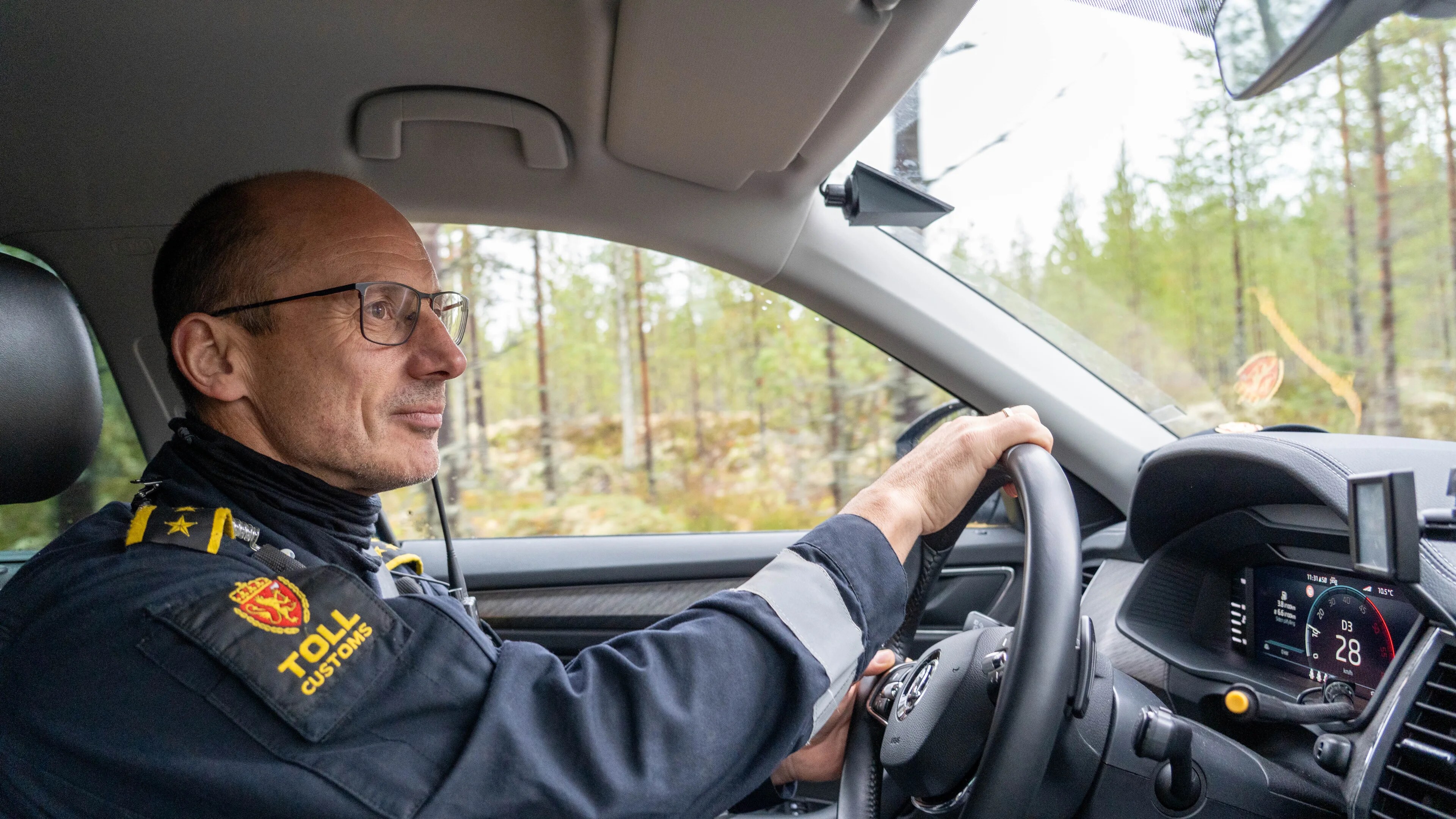 Seksjonssjef for toll i Trysil Stig Hagen kjører bil.