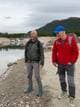 Jøte Toftaker / NRK To menn står med hendene i lomma ved strandkanten til Gjevilvatnet i Oppdal kommune i Trøndelag.