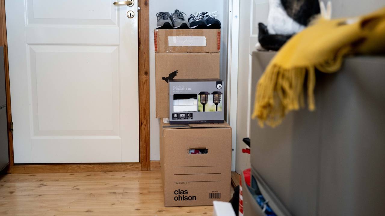 Pappesker står stablet oppå hverandre i en gang