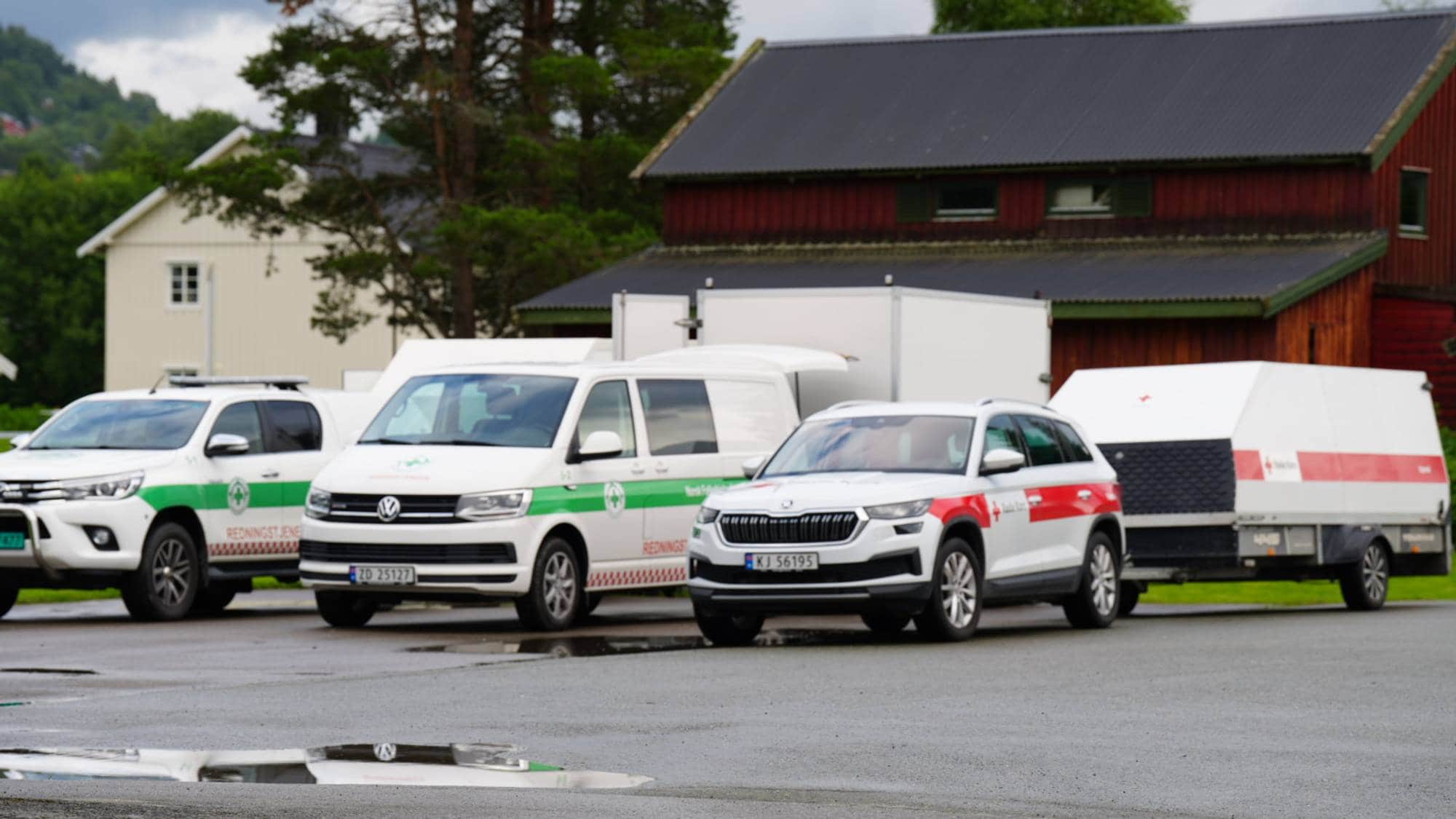Redningsbiler foran brannstasjon